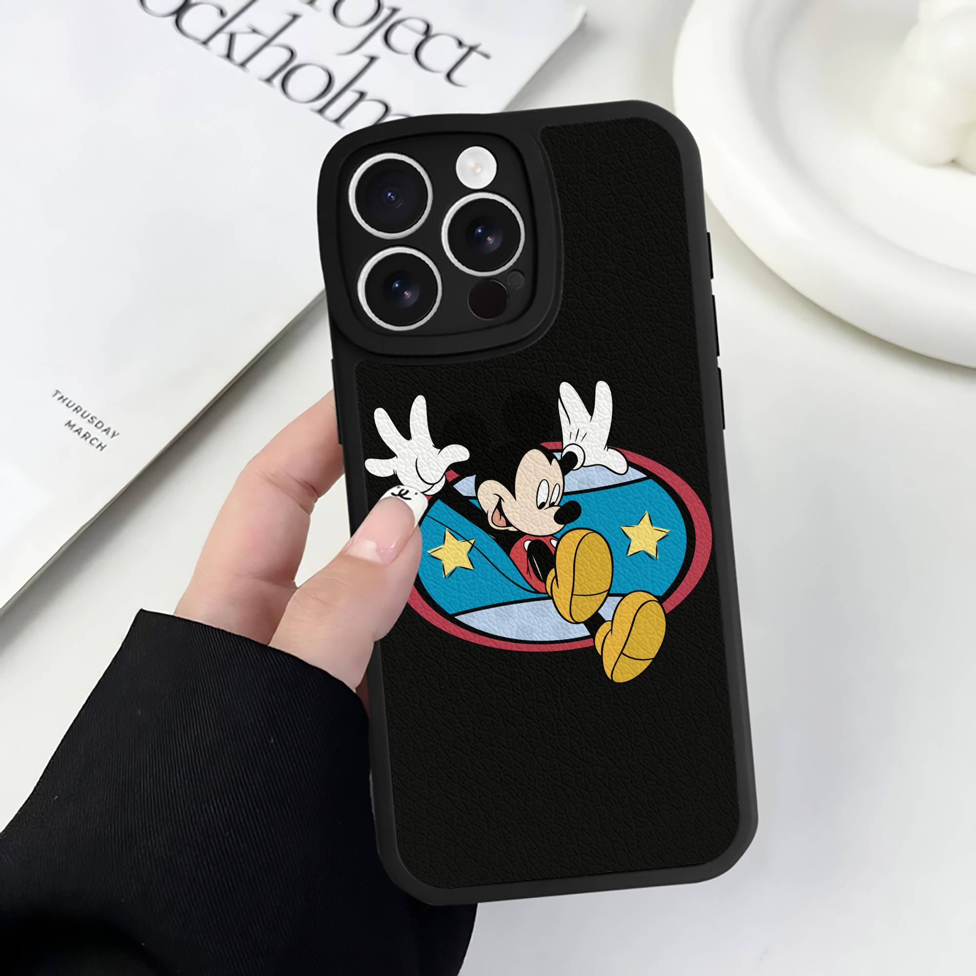 （画像用） ミッキーマウス Mickey Mouse 【iPhone 16シリーズ対応】シリコンスマホケース（レザー調） 材質：シリコン